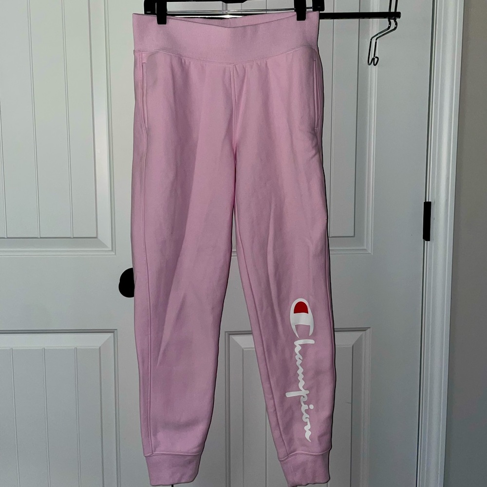 Super comfortable only worn once champion sweatpants!! Size medium and so cute